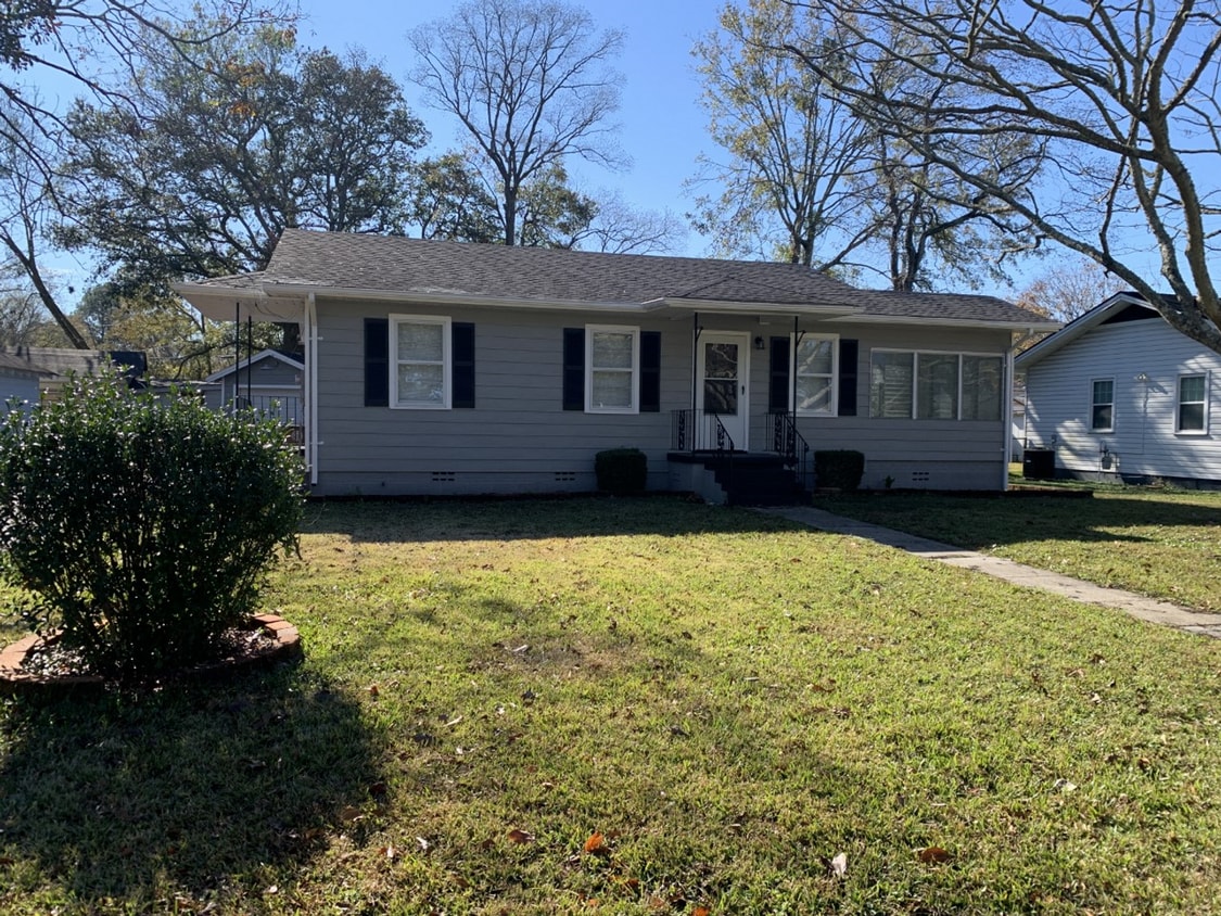 Primary Photo - CUTE MIDTOWN COTTAGE