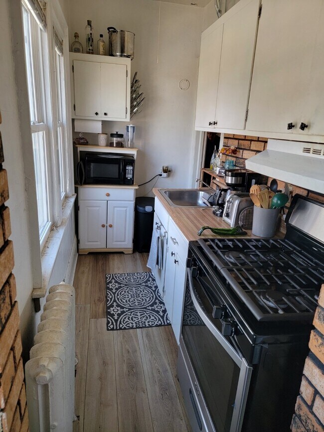 Foto del edificio - 2527 N Downer Ave