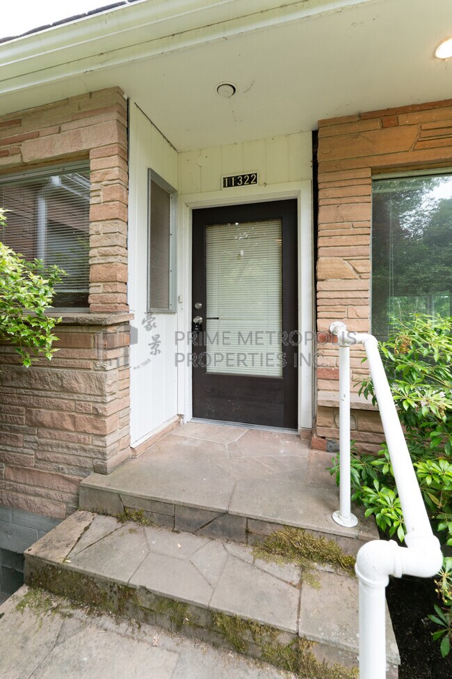 Photo - 11322 Exeter Ave NE (Seattle, WA) House