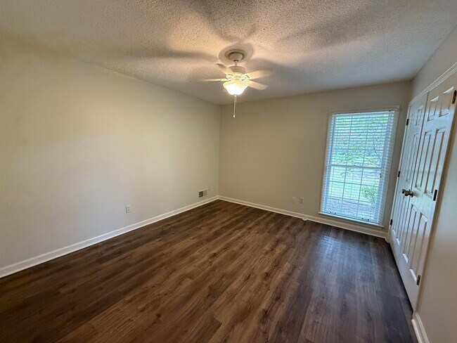 Building Photo - 3048 Sandy Creek Dr
