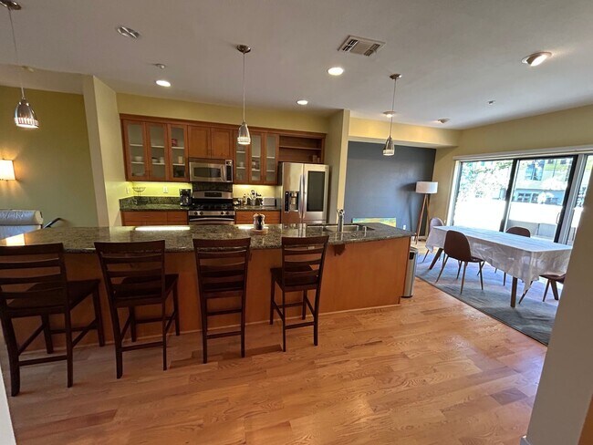 Photo - Spacious 3 bedroom / 2.5 Bath Apartment in...