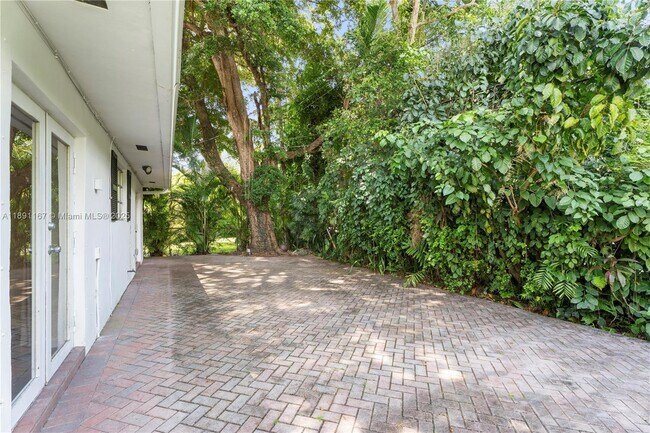 Building Photo - 5520 San Vicente St