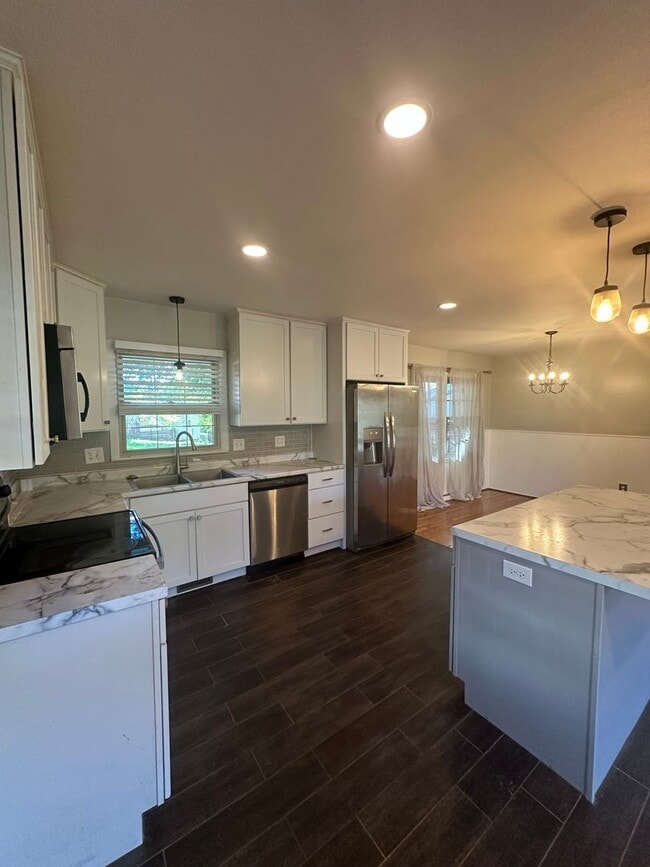 Building Photo - 3 bedrooms 2 baths, Split Level in the loc...