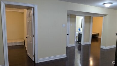 Building Photo - 560 Dahlia Cres