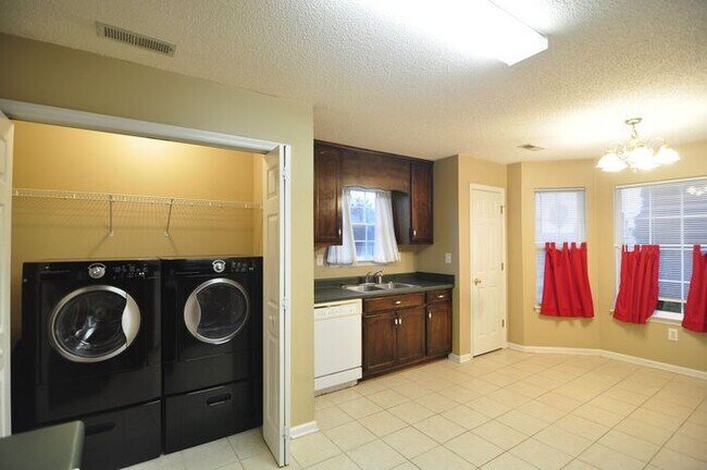 Building Photo - Comfortable with nearly an acre fenced yard.