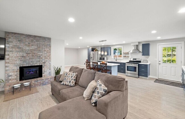 Foto del edificio - 2452 Skye Rd