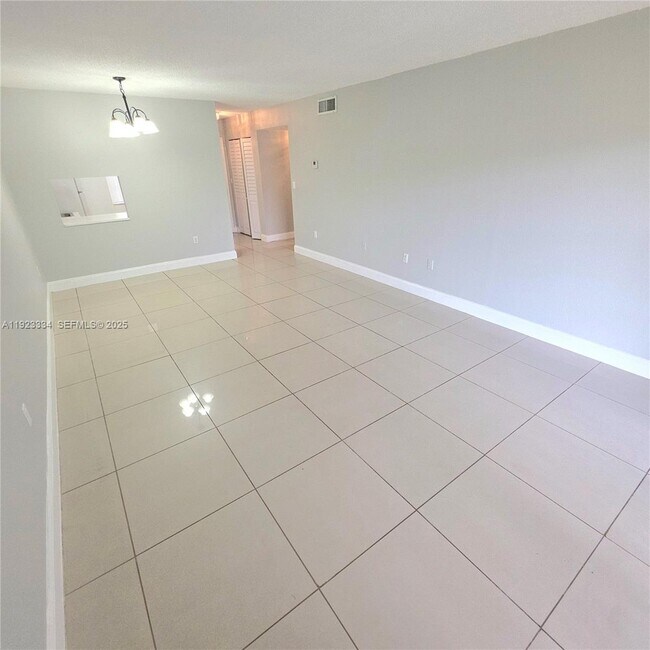 Foto del edificio - 301 NW 177th St