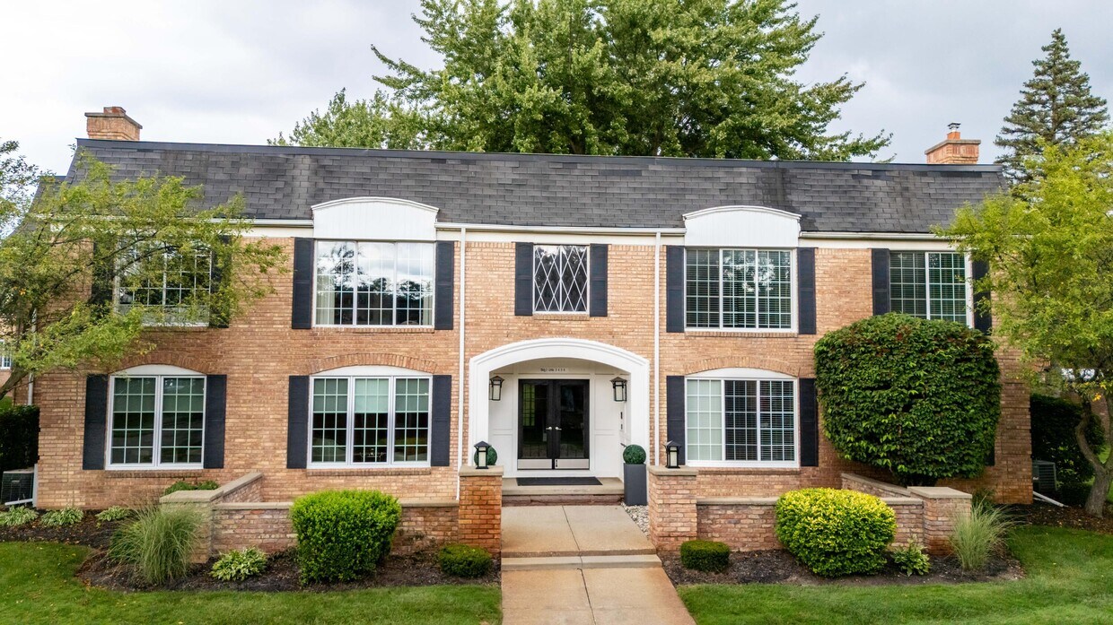 Foto principal - 150 E Long Lake Rd