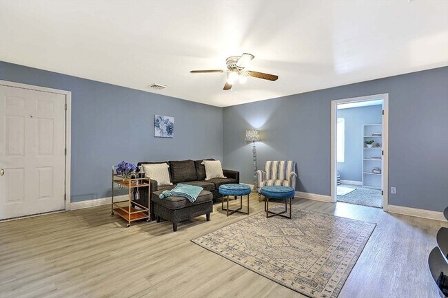 Foto del edificio - 1556 N Main St