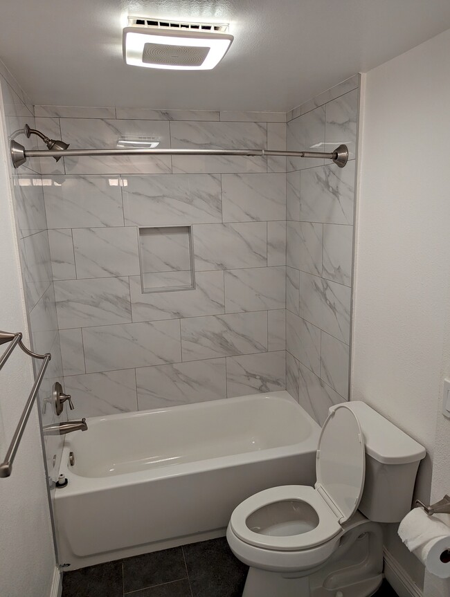 Bathtub/shower - 1715 259th St