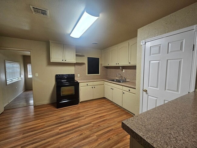 Foto del edificio - (2) Bed/(1) Bath w/ (2) Living Areas + Uti...