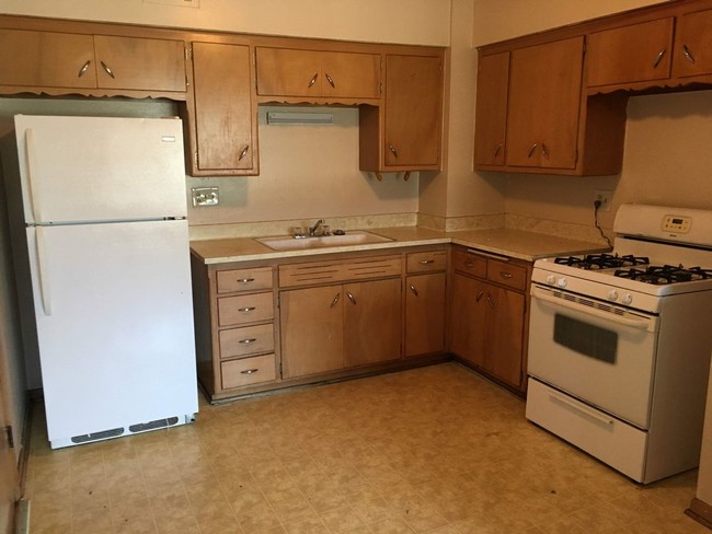 Building Photo - 6930 W. Appleton Ave. - 2 Bedroom Lower