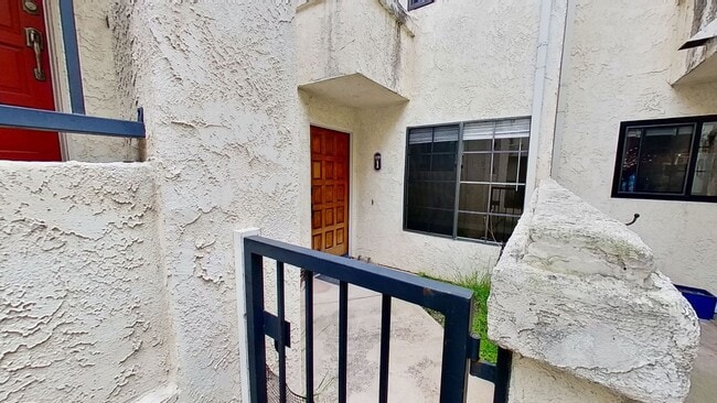 Building Photo - 2 Bed / 2 Bath Condo-Detached 2 car garage...