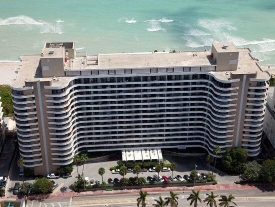 Building - 5555 Collins Ave