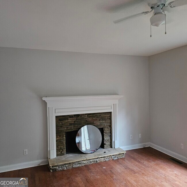Foto del edificio - 6141 Long Shore Dr
