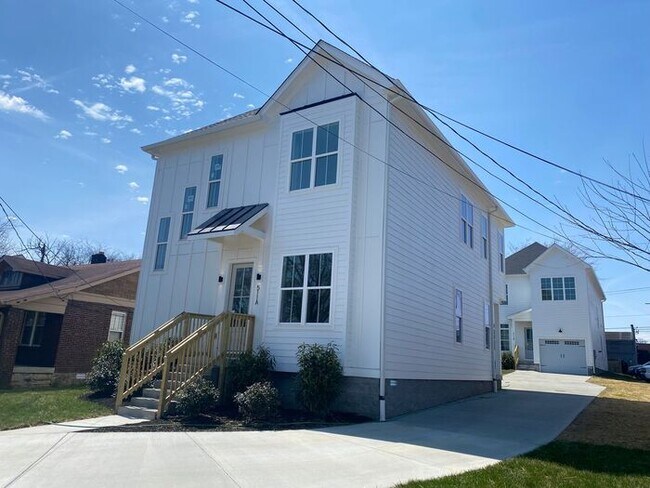 Foto del edificio - 4 Bed 3 Bath - 4 Min from Downtown - LAWN CARE INCLUDED