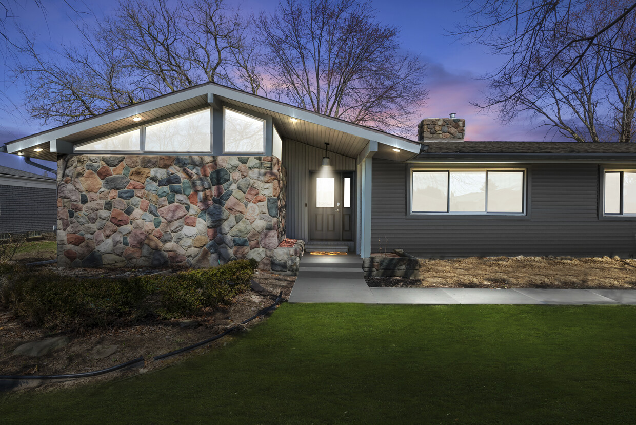 Main entry - 16615 Walcliff Dr