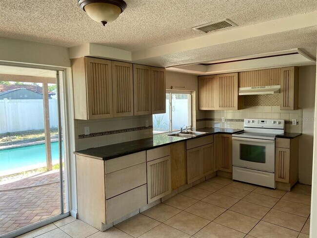 Building Photo - 3600 Beacon Square Dr