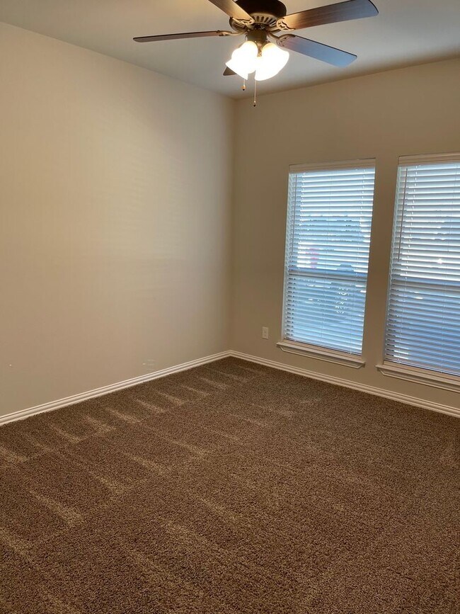 Foto del edificio - COMING SOON 4/2 BROCK ISD + LAWNCARE INCLU...