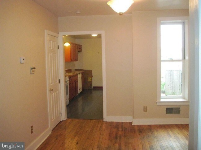 Building Photo - 3 br, 1 bath House - 345 E. LOCUST STREET