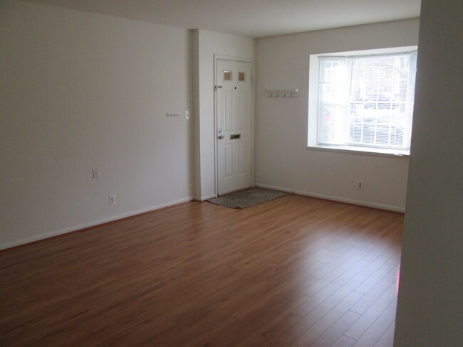 Foto del edificio - Beautiful 2 Bed 1 Bath Condo In The Much S...