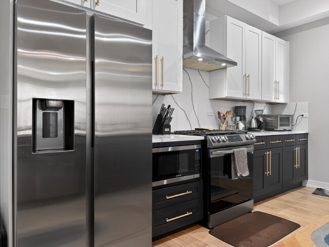 Foto del edificio - 2451 N Albany Ave