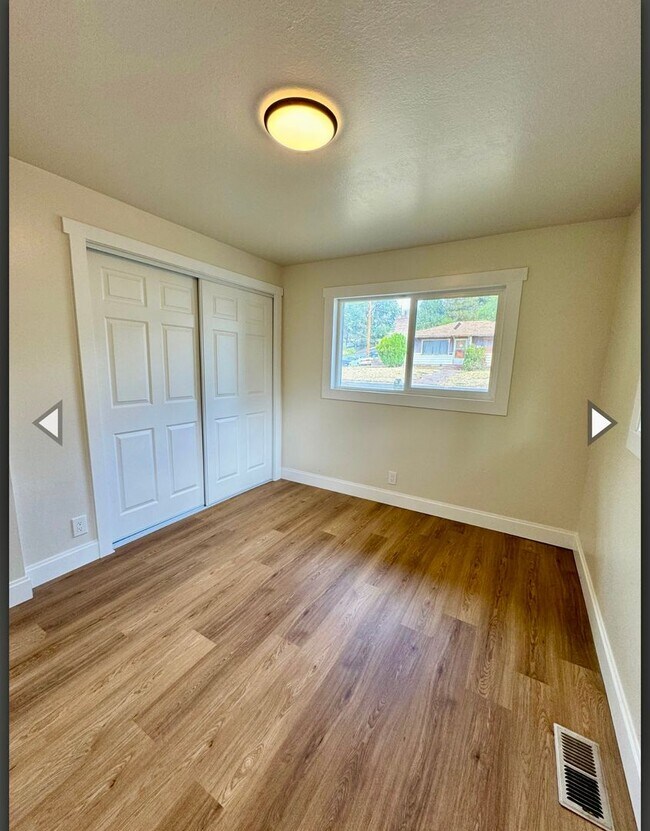 Foto del edificio - 2 Bed 1 Bath Duplex with Garage,