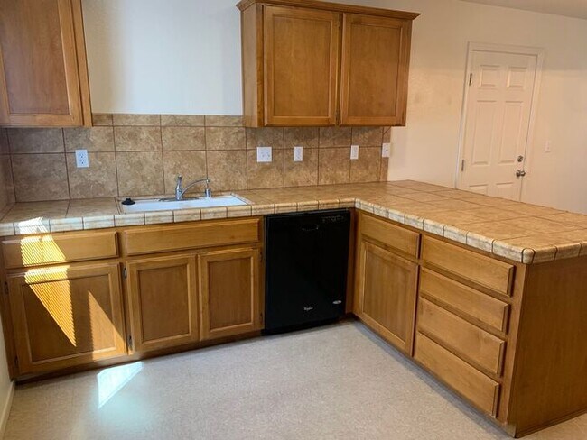 Building Photo - 2 Bed, 2 Bath condo available in NW Visalia!