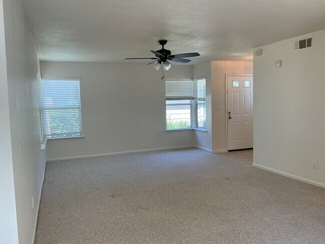 Foto del edificio - 8852 Gemwood Way