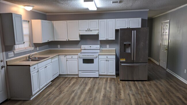 Building Photo - 3173 Montwood Dr