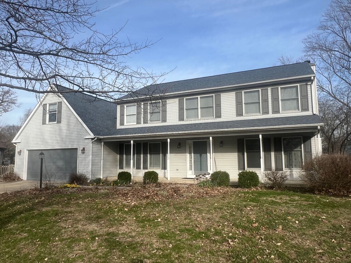 Foto del edificio - 6 Bedroom home with Fenced Yard - Available 07/01/2026