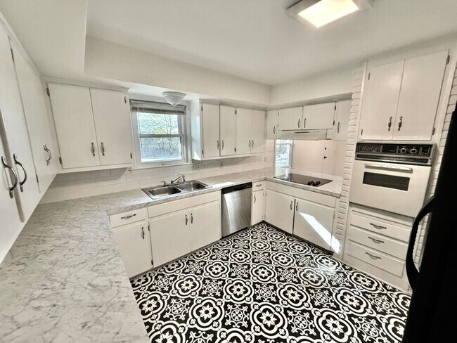 Foto del edificio - 3 Bedroom Home in Parkland Terrace