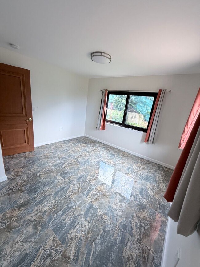Building Photo - 2045 Mott Smith Dr