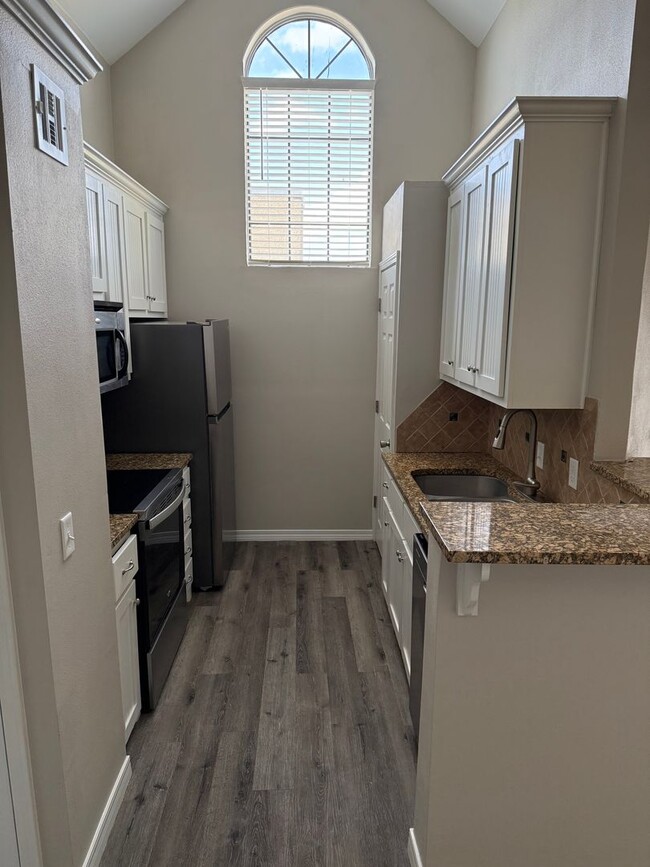 Building Photo - Stylish 1-Bed Retreat with Vaulted Ceiling...