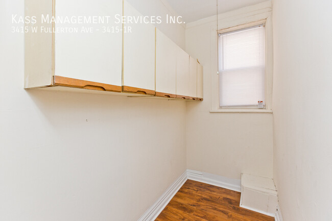 Building Photo - Logan Square 2 Bed, SS Appliances/Dishwash...