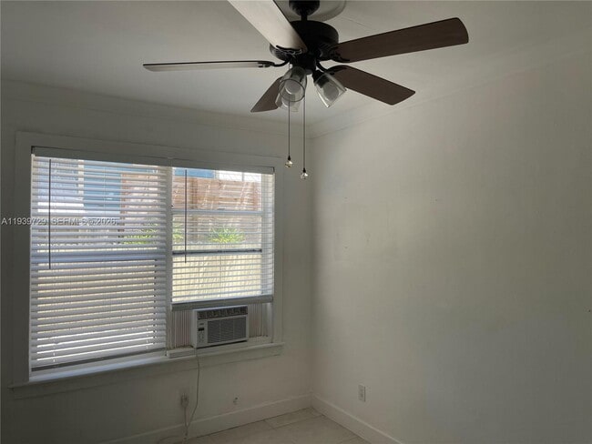 Building Photo - 119 NE 7th Ave