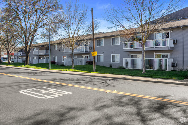 Vista lateral de la calle - La Loma Senior Apartments