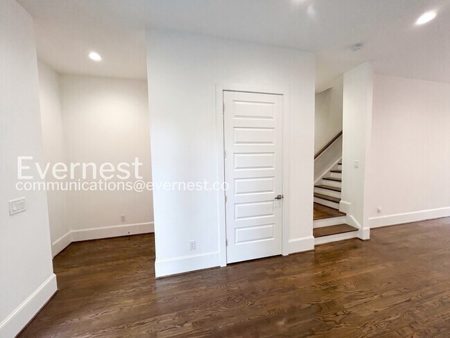 Building Photo - 5-Bed/4-Bath/Voucher Accepted/Available Now!