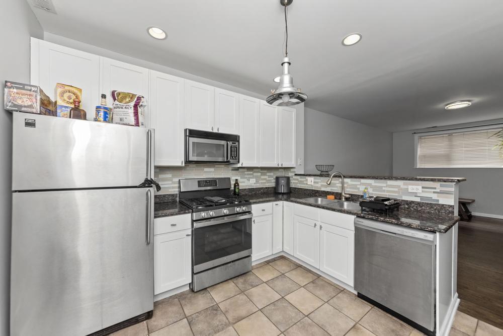 Foto principal - 2 bedroom in Chicago IL 60660