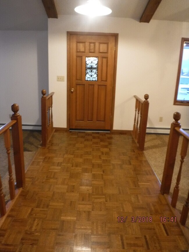 Building Photo - Spacious Home - Quiet Neighborhood!