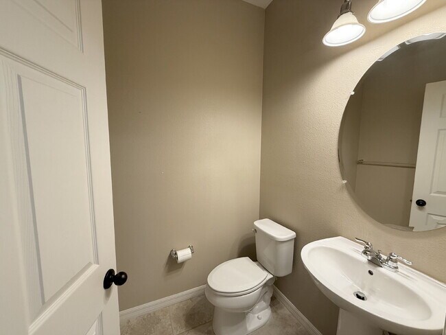Foto del edificio - Spacious 4-Bedroom Retreat with additional office/den in the Heart of Trinity!