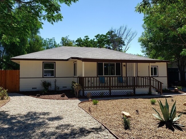 Foto del edificio - Beautifully remodeled 3+2 Ojai single fami...