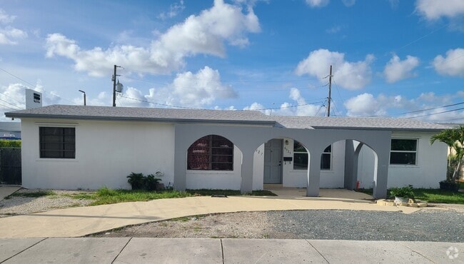 Building Photo - 8925 SW 40th Ter