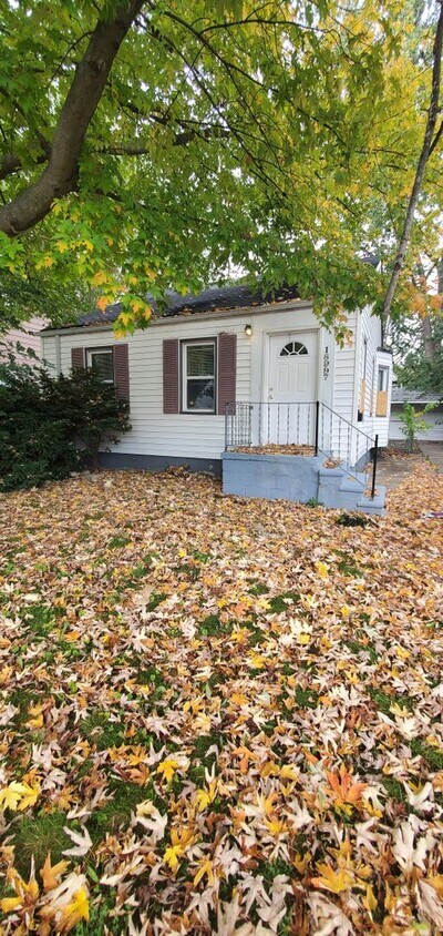 Primary Photo - $1,000/month - 2 Bed 1 Bath *1/2 Month Ren...