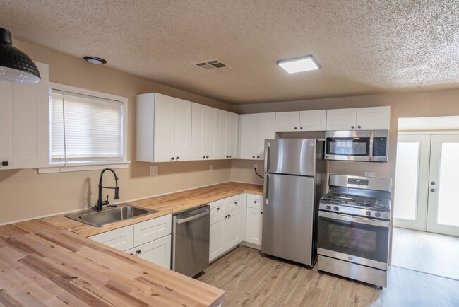 Building Photo - Newly Remodeled Mid Town Home, Available M...