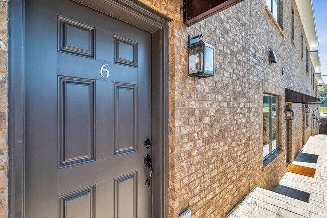 Foto del edificio - Beautiful 2BR/2BA top-floor end unit!