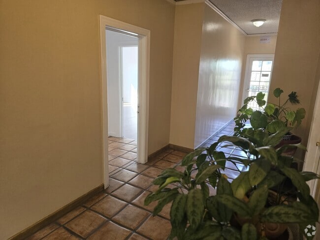 Building Photo - 608 N St Andrews Pl