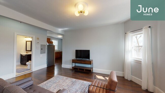 Building Photo - ROOM ONLY in 4-bed/1.5-bath Home