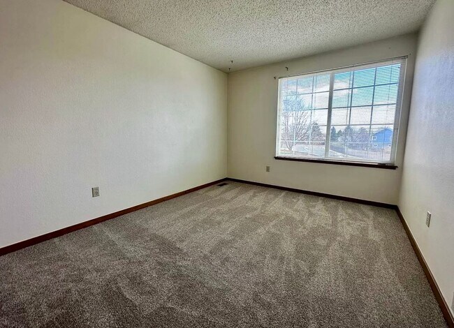 Building Photo - Finished Basement!