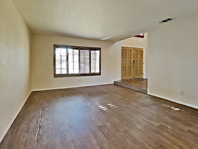 Building Photo - 717 Rising Star Dr
